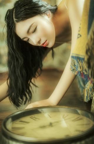 中午妈妈在厨房做饭